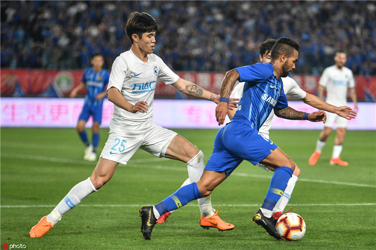 包含强强交锋：苏宁对阵大连一方谁能获胜的词条