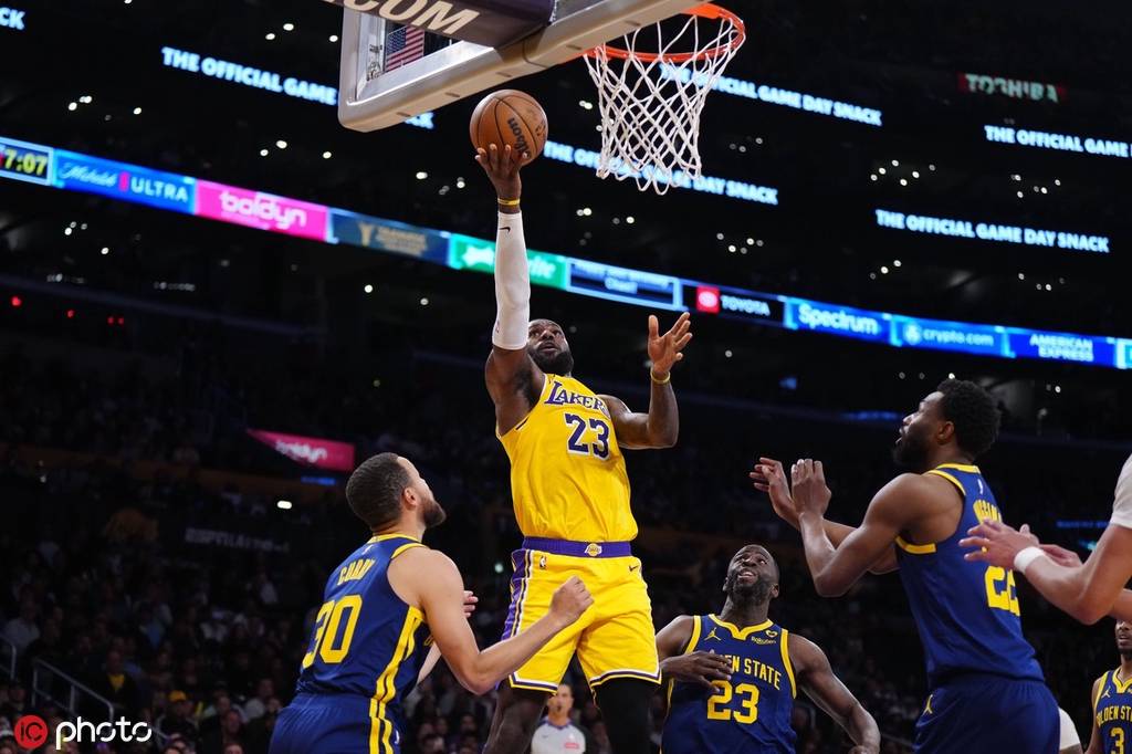 库里在湖人比赛中惊险取胜，势不可挡引发热议！的简单介绍